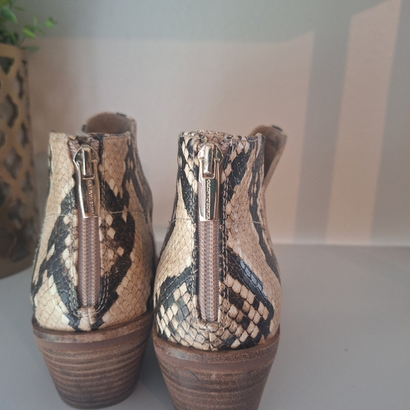 VINCE CAMUTO Snakeskin Print Leather  Booties Women's Size 9 with 1.5" Heel EUC - Picture 5 of 6